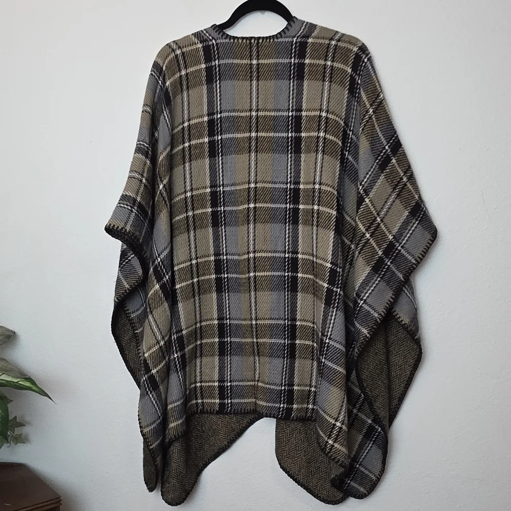 WOOLRICH Reversible Black Tan Plaid & Herringbone Blanket Wrap Shawl Cape Sz OS - Picture 9 of 10